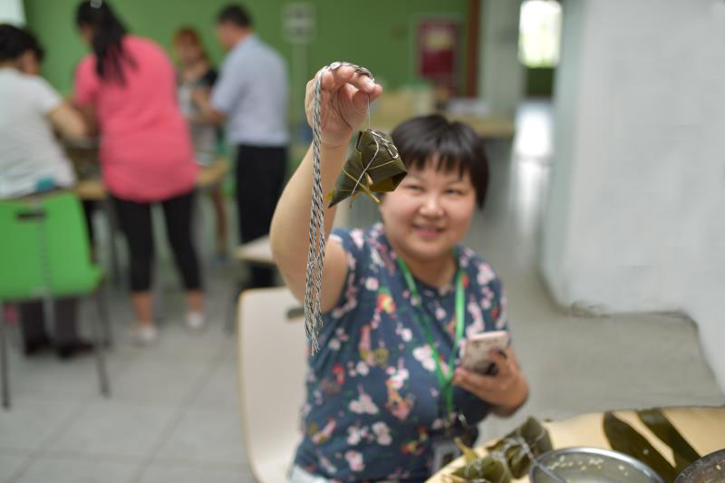 3044am永利生物开展“端午佳节，欢乐包棕子”活动3